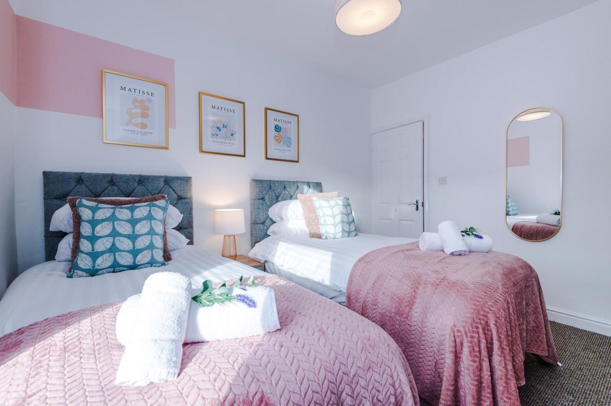 New! Spacious 2-Bed Home In Chester City-Centre By 53 Degrees Property, Ideal For Couples & Small Groups, Great Location - Sleeps 5 Dış mekan fotoğraf
