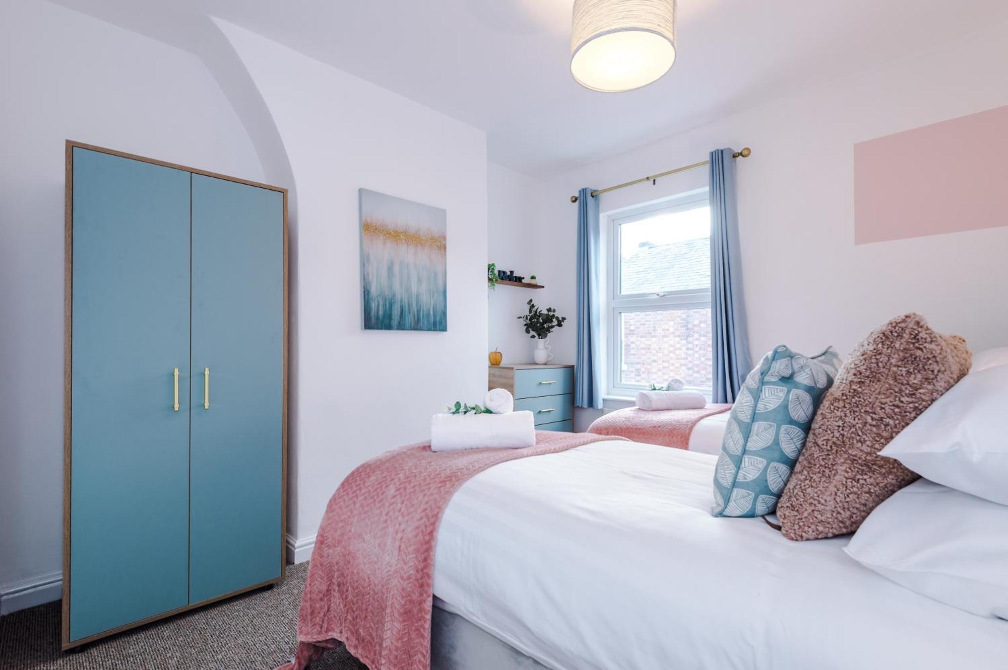 New! Spacious 2-Bed Home In Chester City-Centre By 53 Degrees Property, Ideal For Couples & Small Groups, Great Location - Sleeps 5 Dış mekan fotoğraf